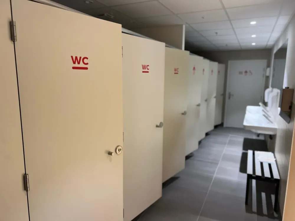 Toilettes rouges