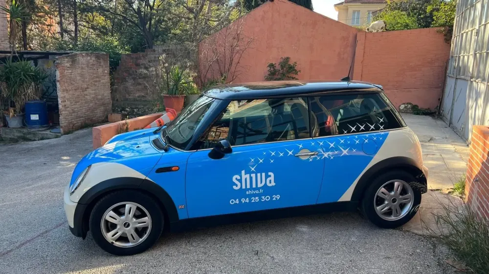 Voiture bleue